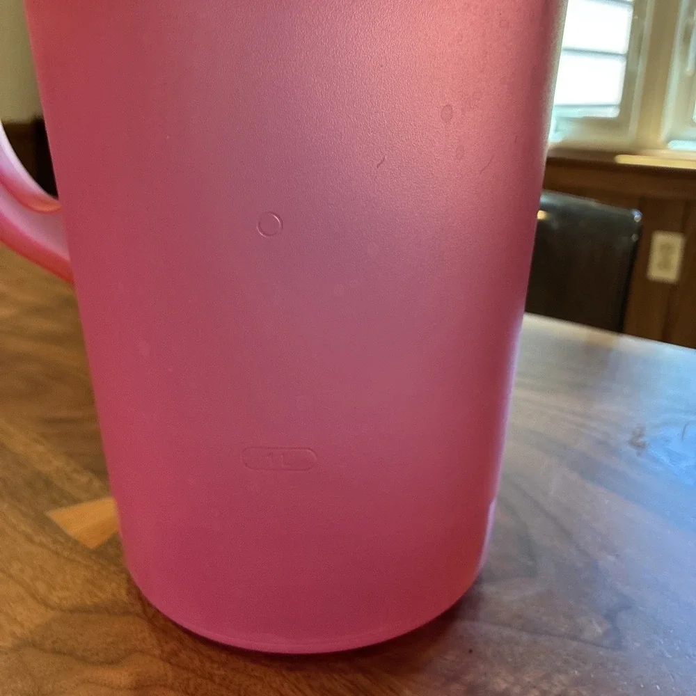 Vintage Rubbermaid 1 Gallon Pitcher Solid Red with Ice Straining Lid 1A21 USA